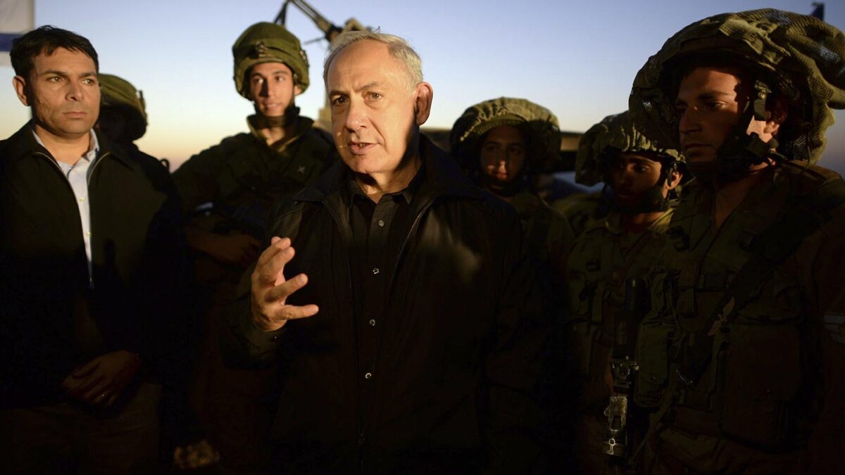 El primer ministro de Israel Benjamin Netanyahu visita al ejército en los Altos del Golán