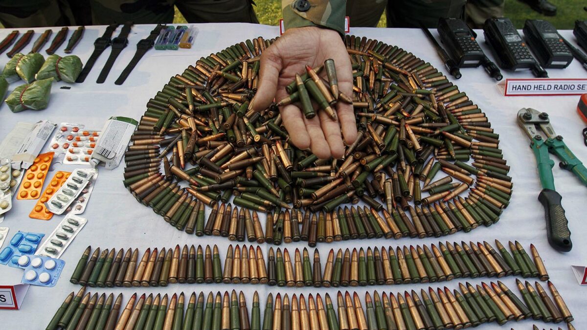 India incauta un gran alijo de armas y municiones de presuntos rebeldes en Cachemira