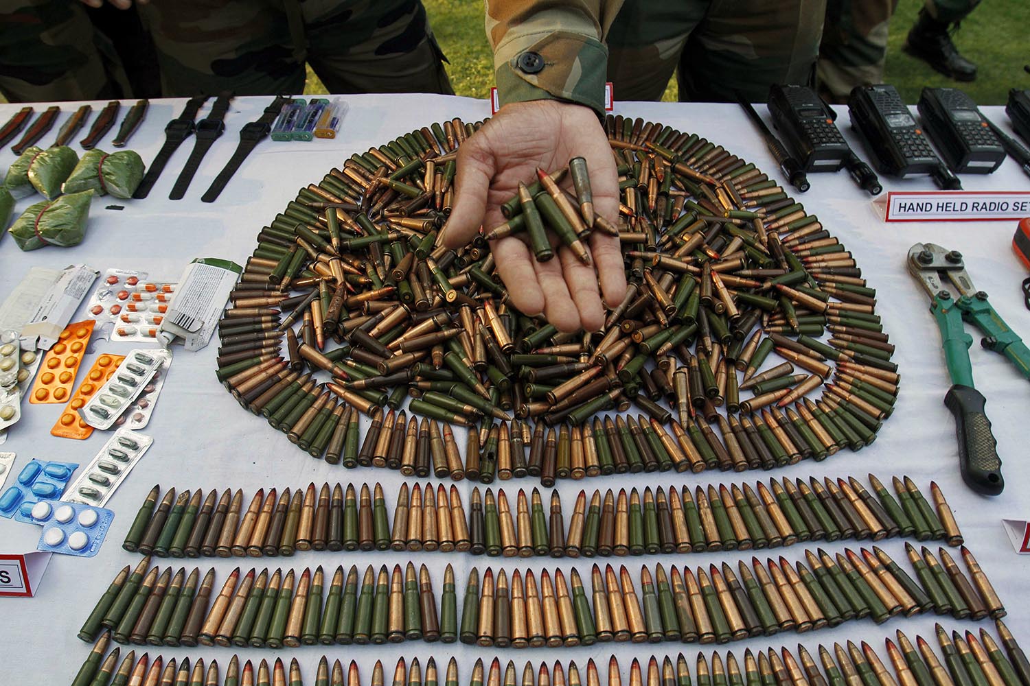 India incauta un gran alijo de armas y municiones de presuntos rebeldes en Cachemira