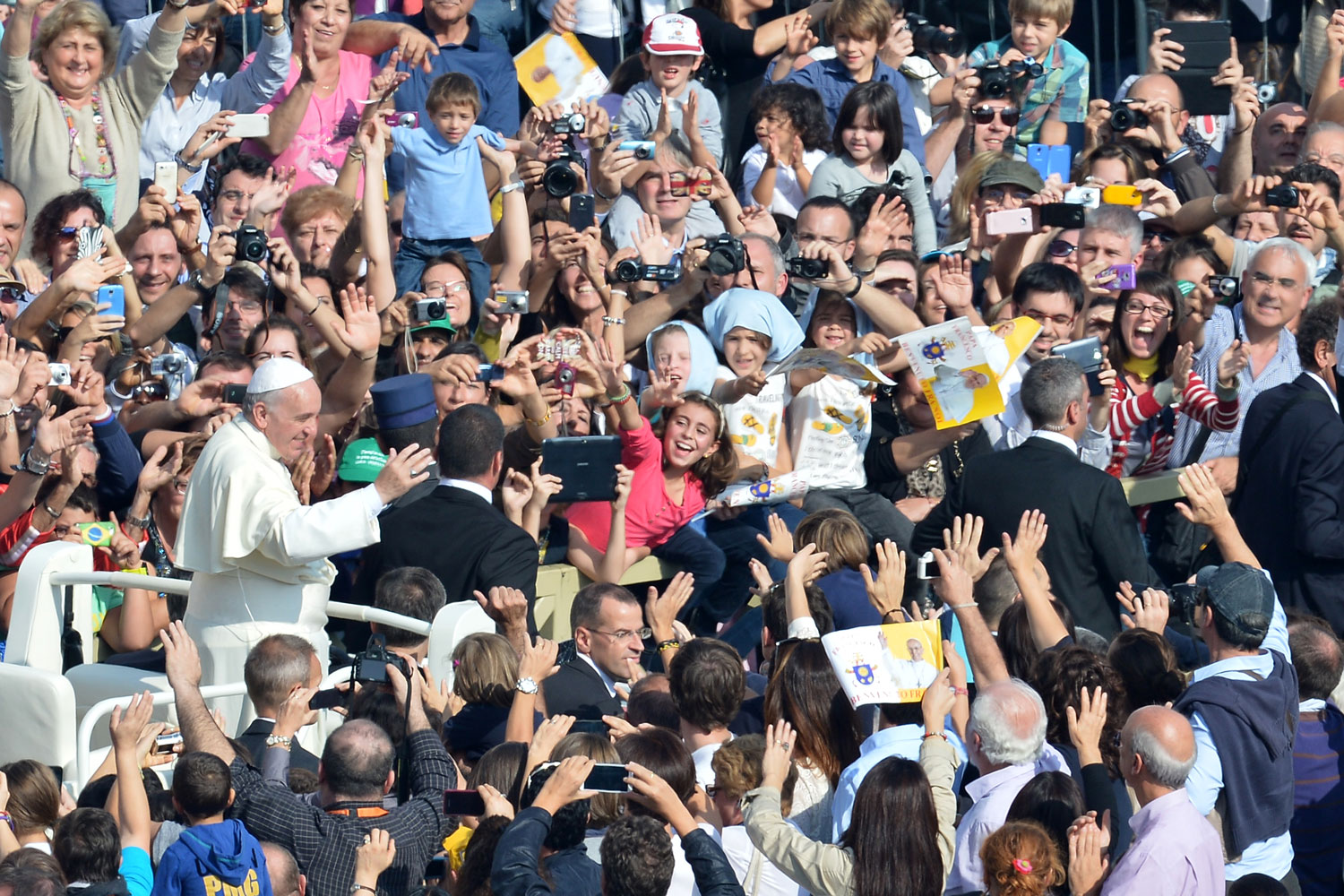 El papa Francisco celebra una misa por el Encuentro de las Familias para más de 150.000 peregrinos