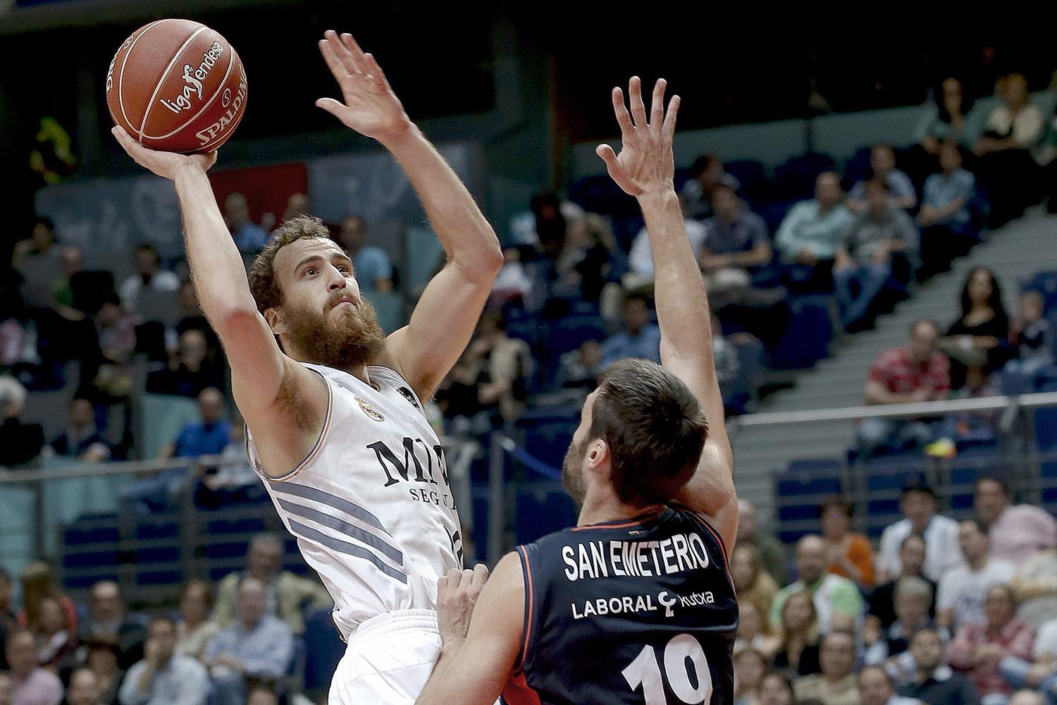 El Real Madrid de baloncesto se mantiene como líder de la Liga ACB tras vencer al Laboral Kutxa