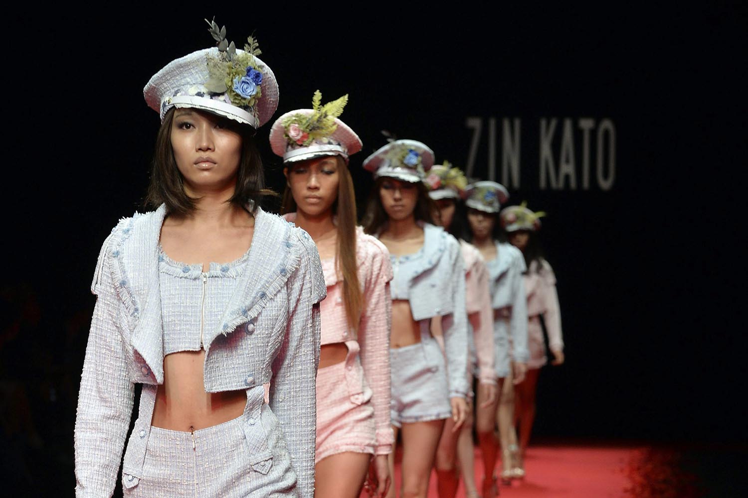 Toru Kato presenta su colección primavera-verano en la Mercedes-Benz Fashion Week de Tokio