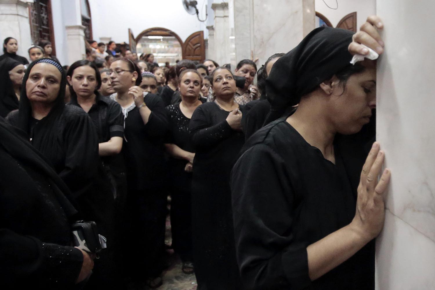 El papa de la iglesia copta llama al primer ministro de Egipto por el asesinato de los cuatro fieles