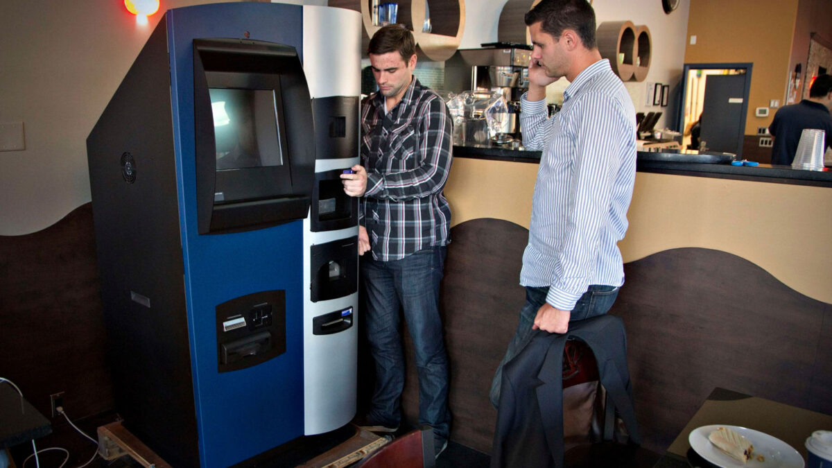 El primer cajero capaz de convertir monedas en efectivo llega a las cafeterías Waves Coffee