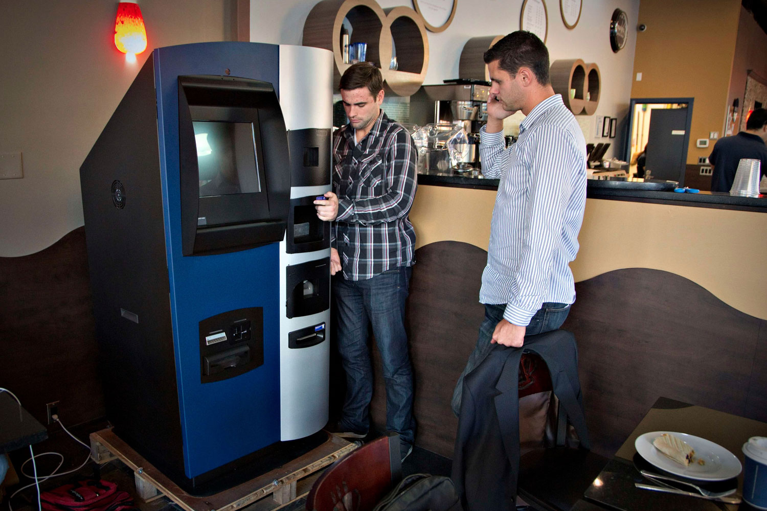 El primer cajero capaz de convertir monedas en efectivo llega a las cafeterías Waves Coffee