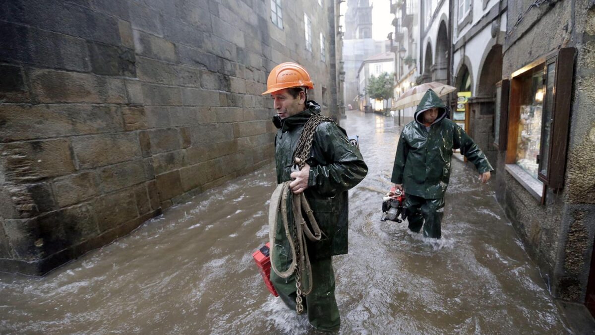 Las fuertes lluvias que están cayendo sobre Galicia causan numerosos desbordamientos en España