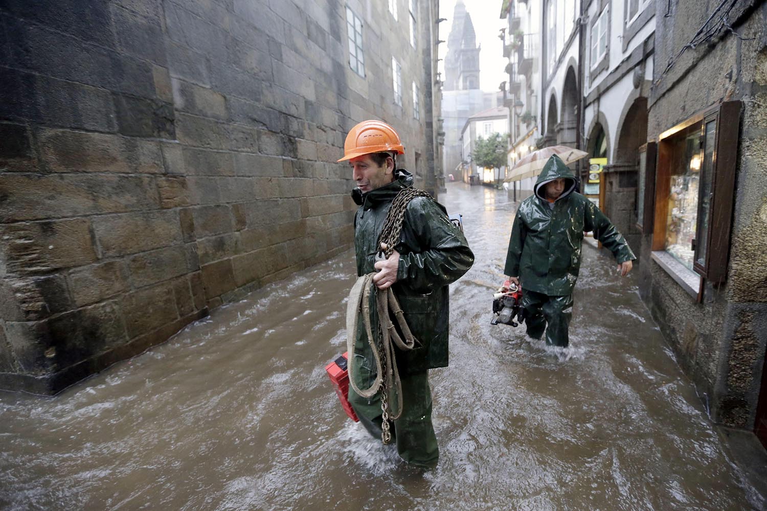 Las fuertes lluvias que están cayendo sobre Galicia causan numerosos desbordamientos en España