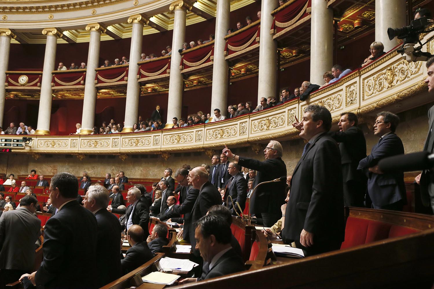 La expulsión de una niña kosovar provoca una dura polémica en el parlamento de Francia