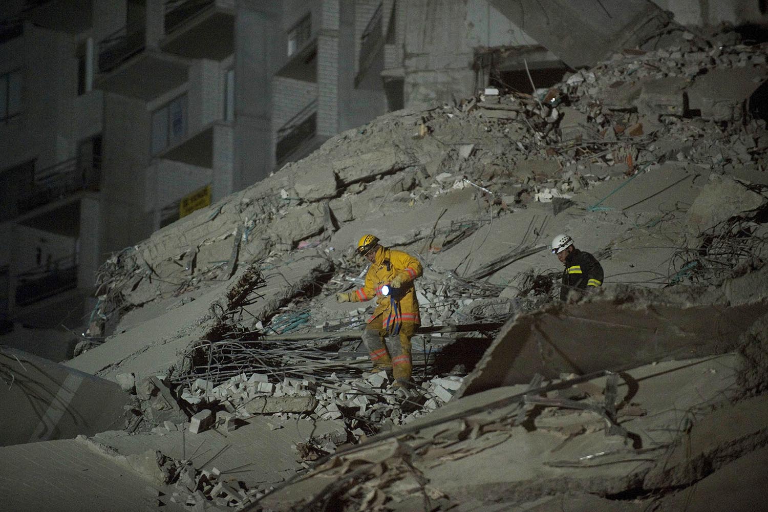 El desplome de un edificio residencial en Medellín se cobra al menos una vida en Colombia