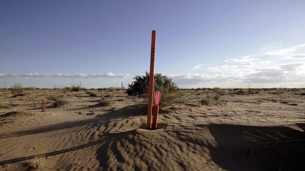 Especial Lugares muy calientes. Un palo de madera marca la frontera entre EE UU y México