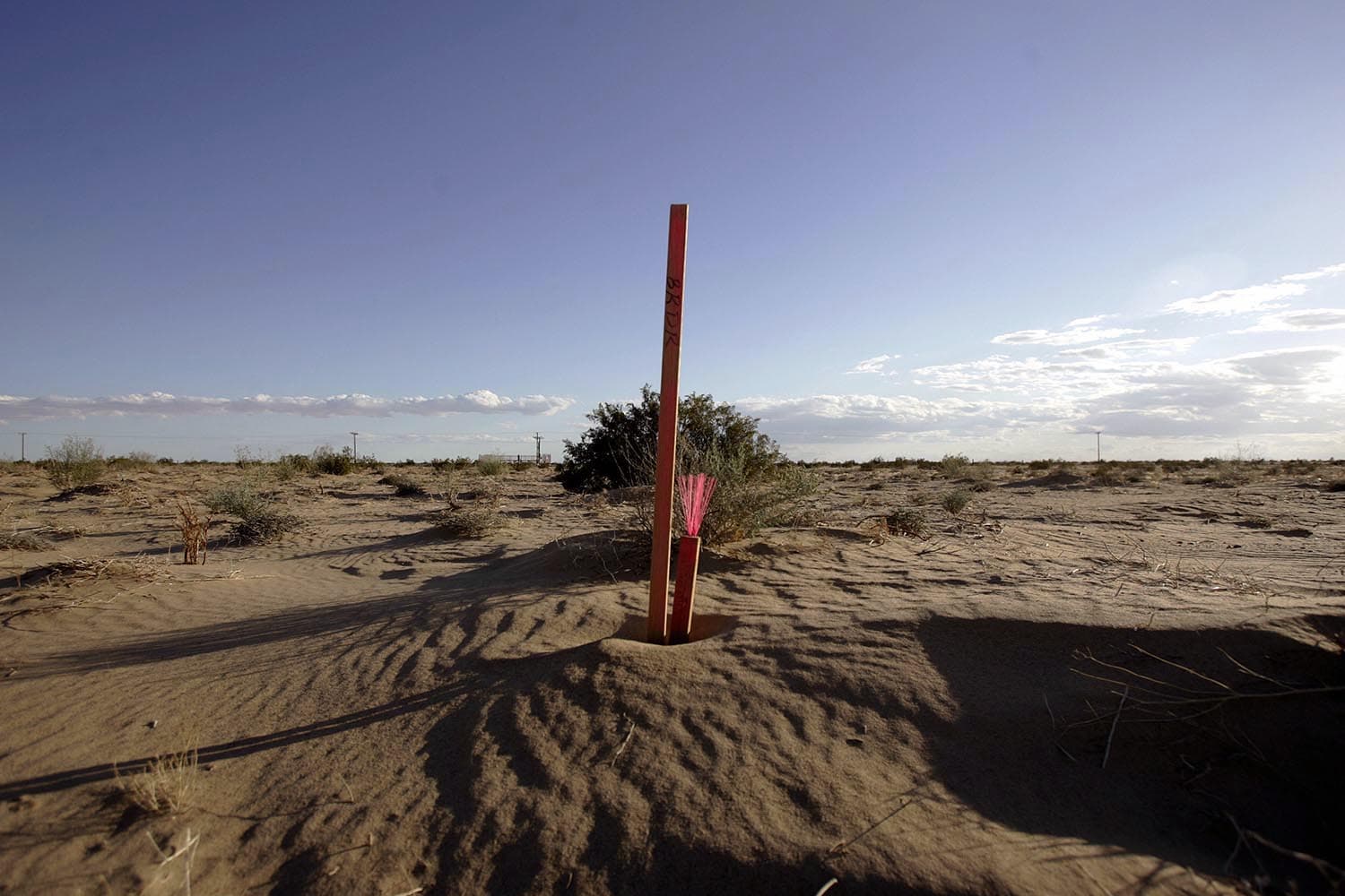 Especial Lugares muy calientes. Un palo de madera marca la frontera entre EE UU y México