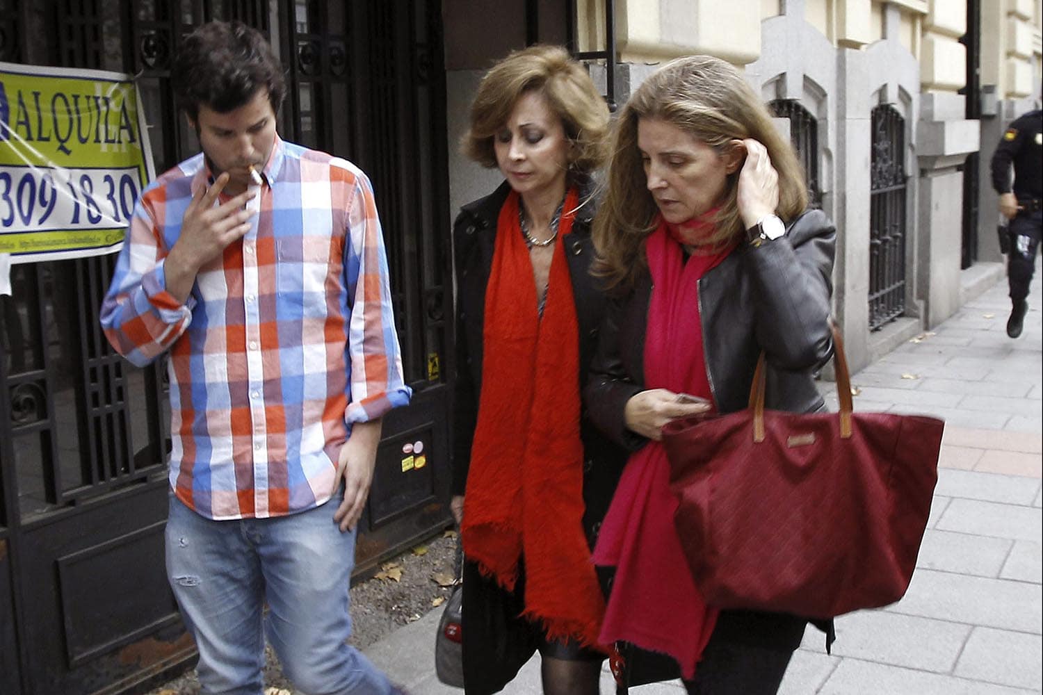 Un desconocido entra en la casa del extesorero del Partido Popular de España y maniata a su familia