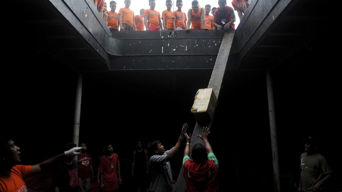 Filipinas envía barcos de la Guardia Costera con alimentos y medicinas tras el terremoto