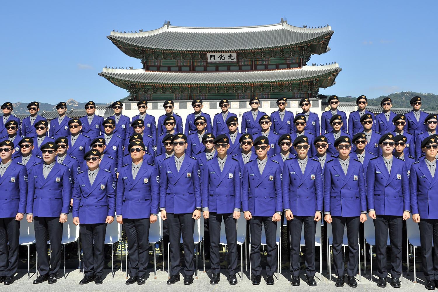Corea del Sur presenta su nueva policía turística con trajes creados por el diseñador del rapero Psy