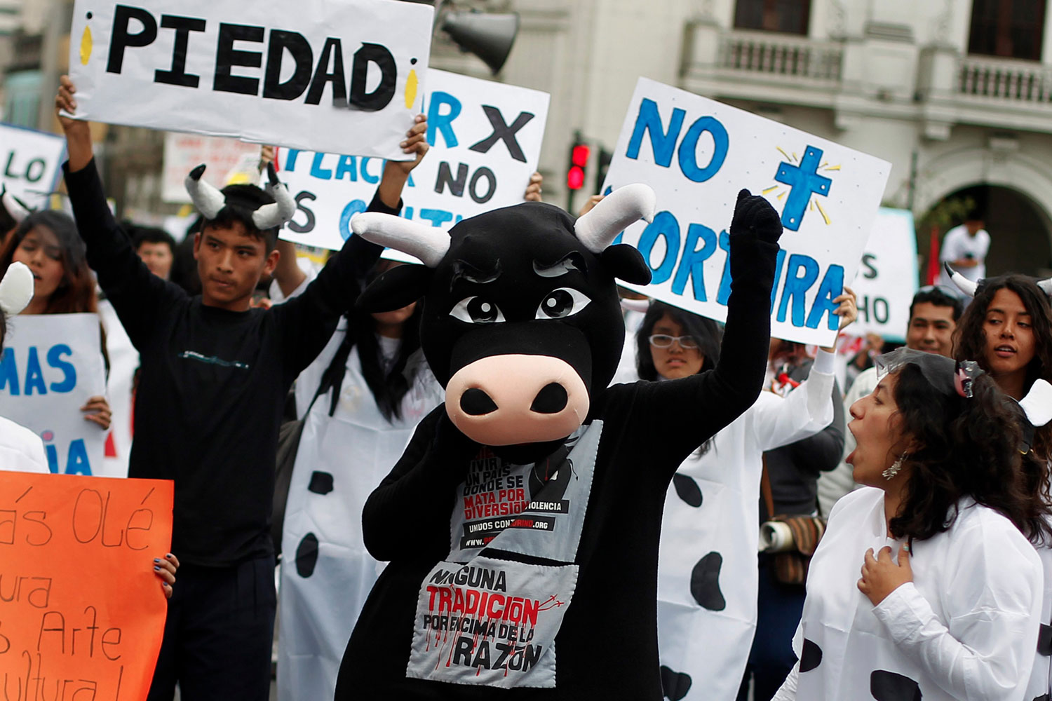 Cientos de personas se reúnen en Lima para protestar contra las corridas de toros en el Perú