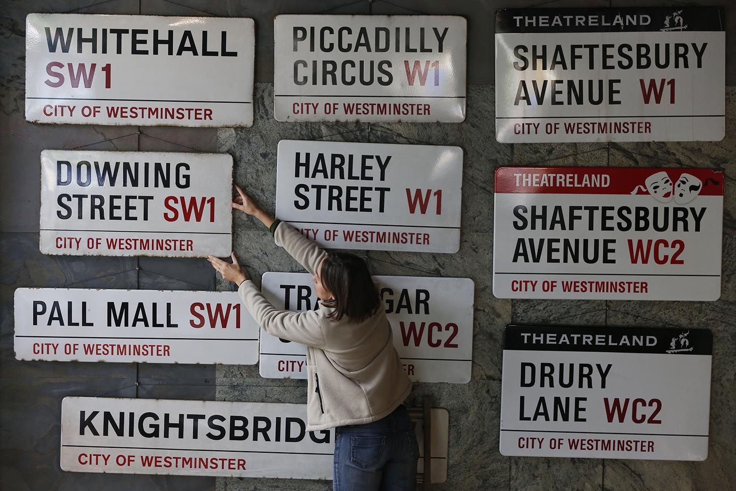 Se subastan más más de 300 letreros de las calles de Londres, entre ellos uno de Downing Street