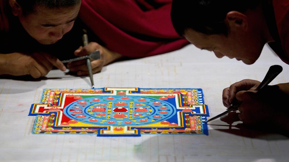 Los monjes tibetanos realizan una exhibición de sus mandalas de arena de colores