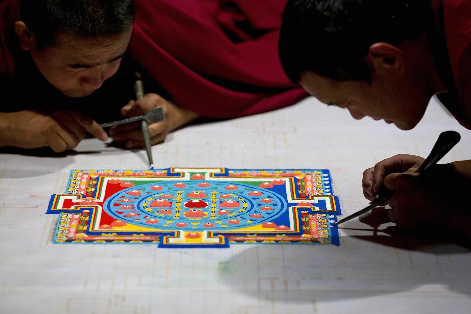 Los monjes tibetanos realizan una exhibición de sus mandalas de arena de colores