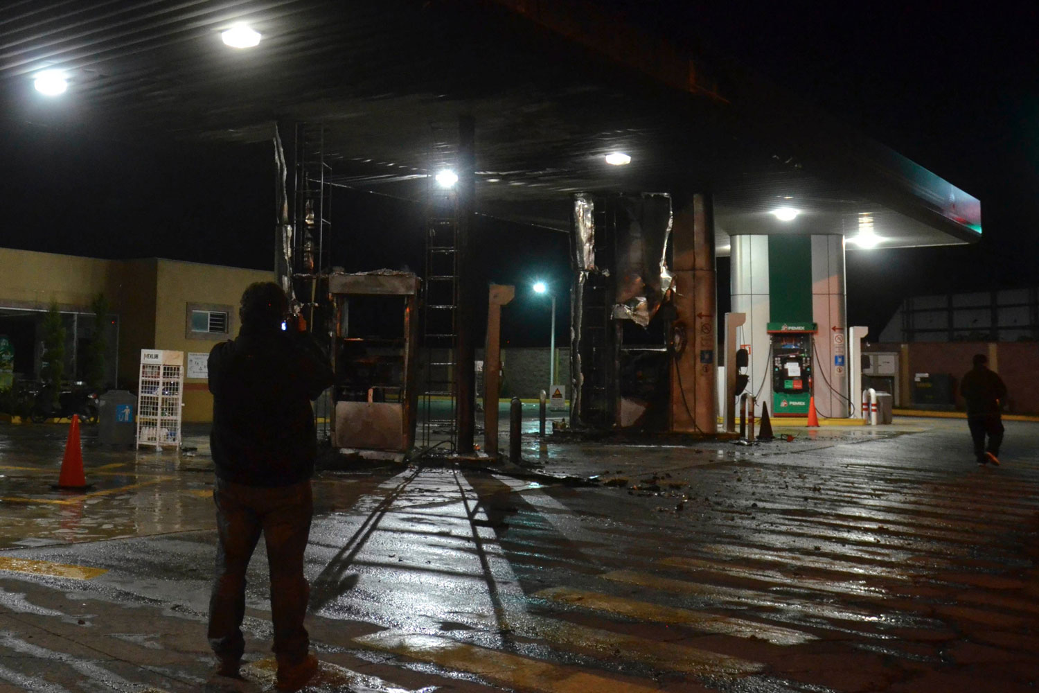 Un grupo armado ataca cinco gasolineras y provoca apagones en 12 municipios de Michoacán, México