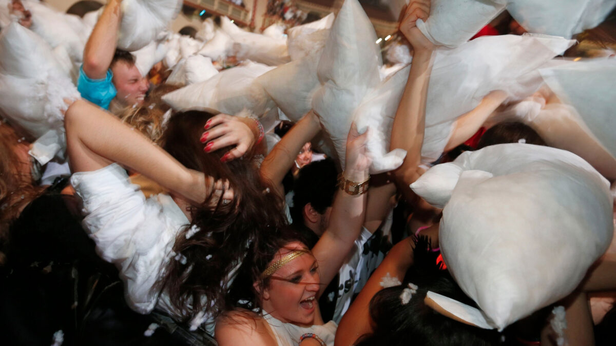 Una fiesta de disfraces de Halloween en Chicago bate el récord Guinness de guerra de almohadas