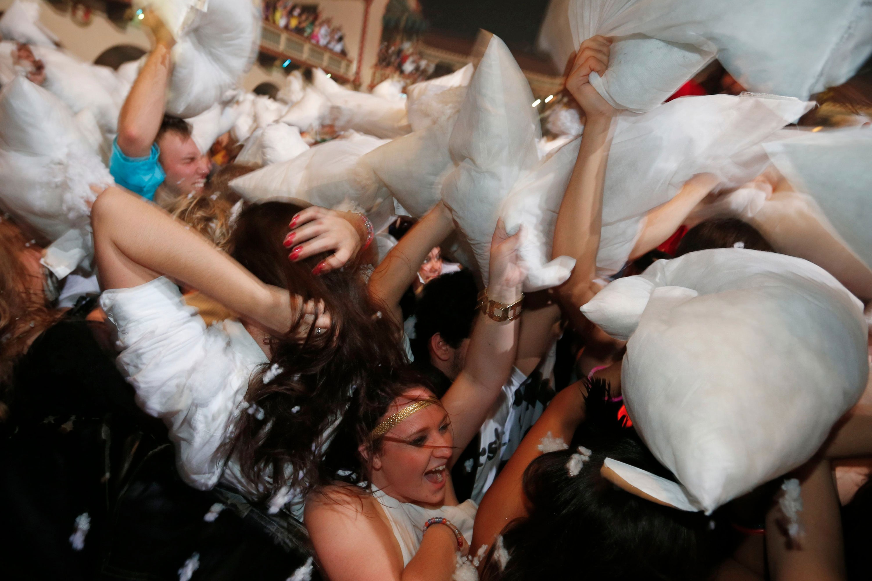 Una fiesta de disfraces de Halloween en Chicago bate el récord Guinness de guerra de almohadas