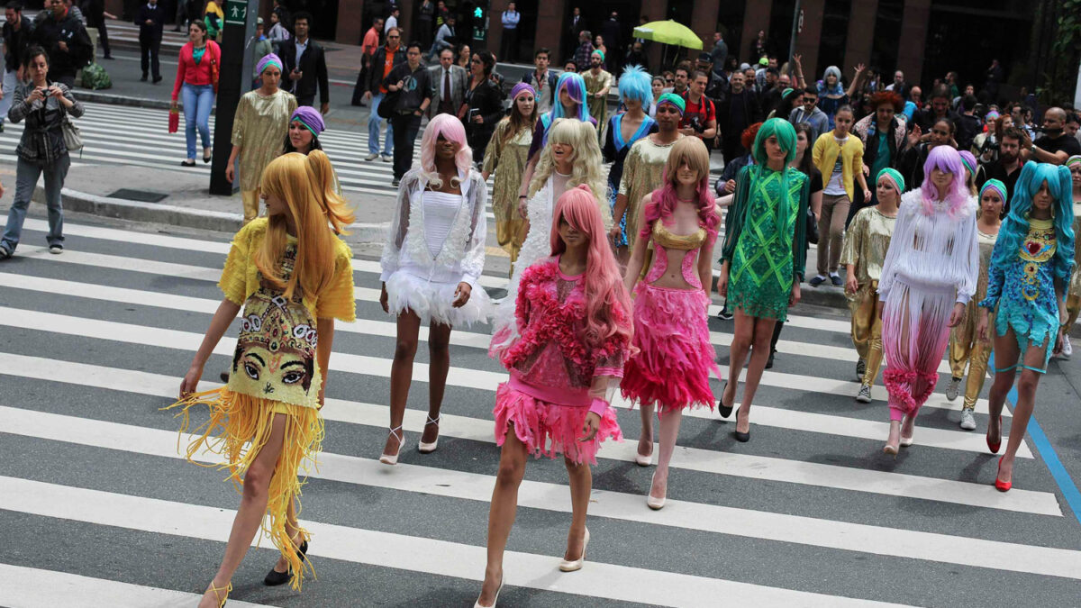 Un grupo de modelos de la Fashion Week de São Paulo desfila por el corazón financiero de la ciudad