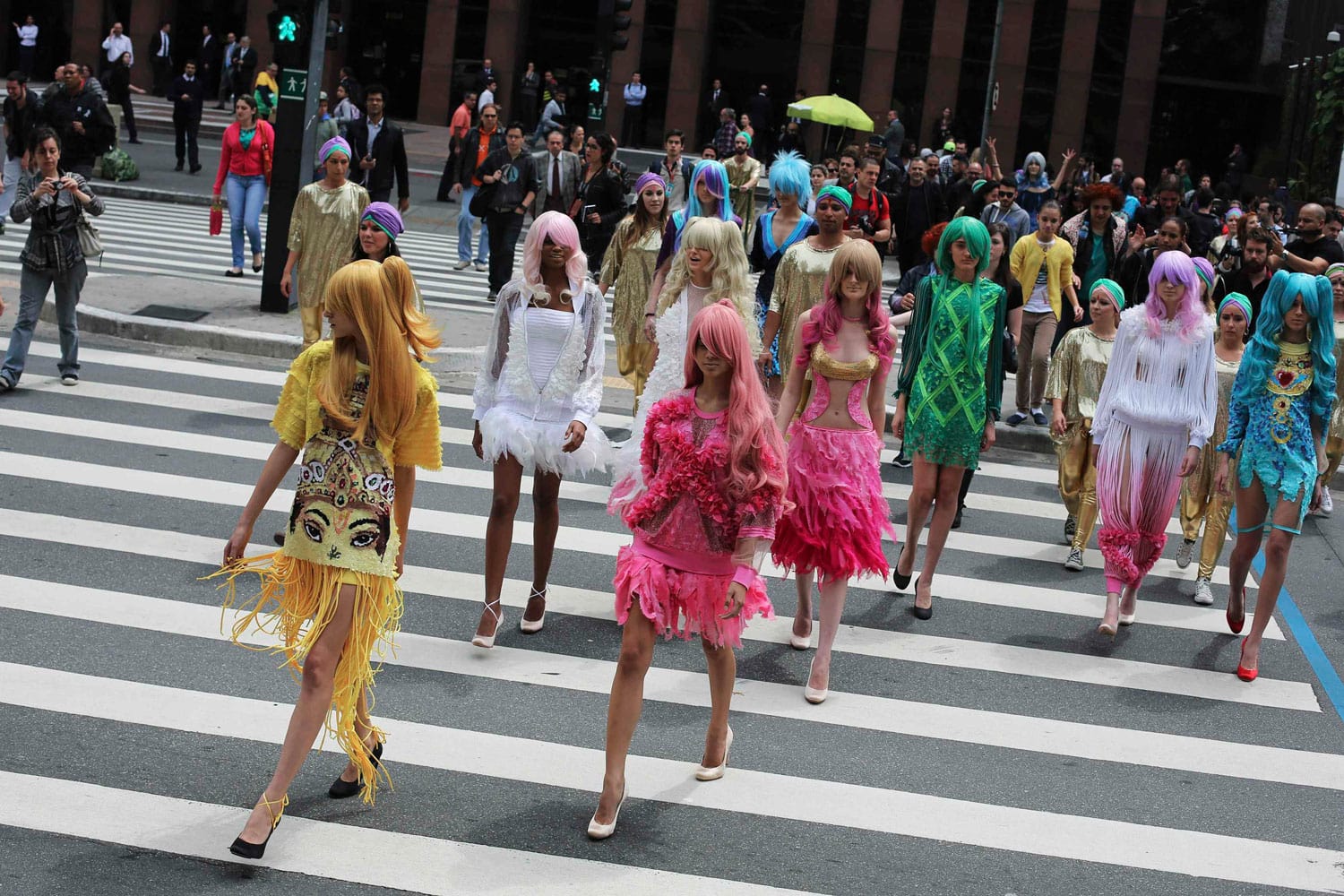 Un grupo de modelos de la Fashion Week de São Paulo desfila por el corazón financiero de la ciudad