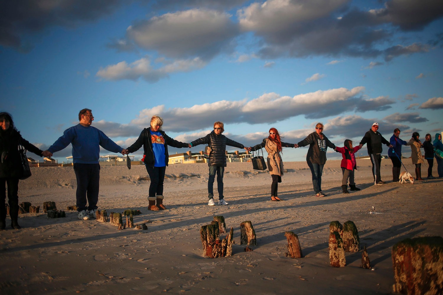 Un grupo de personas recuerda el primer aniversario del huracán Sandy en Rockaways, Nueva York