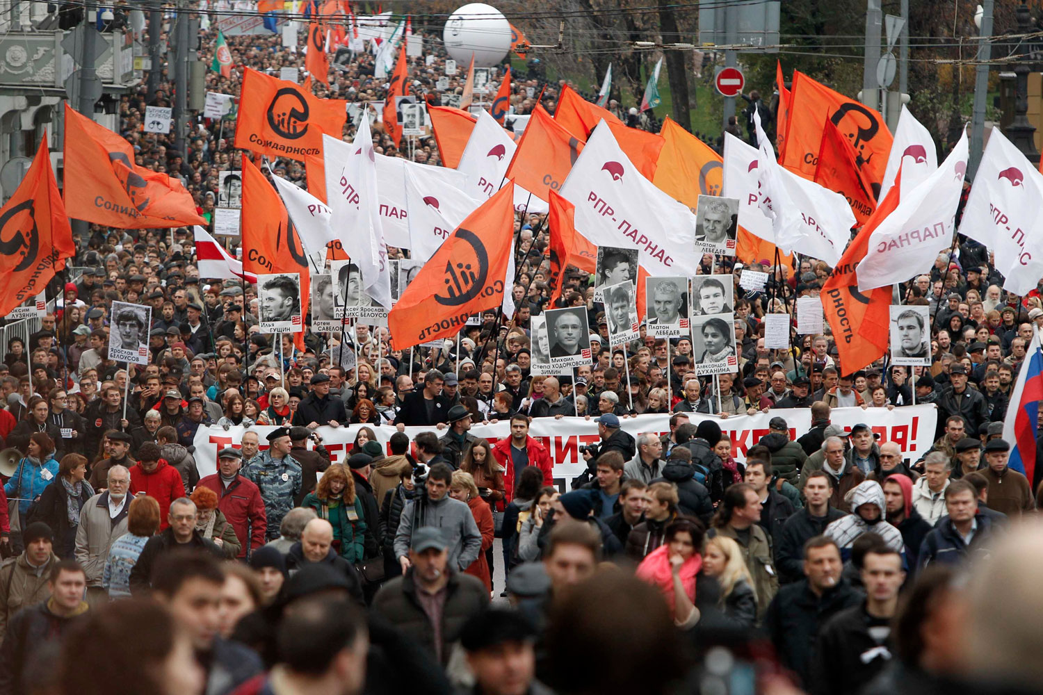Miles de personas marchan en Moscú para exigir la liberación de seis 'presos políticos' en Rusia