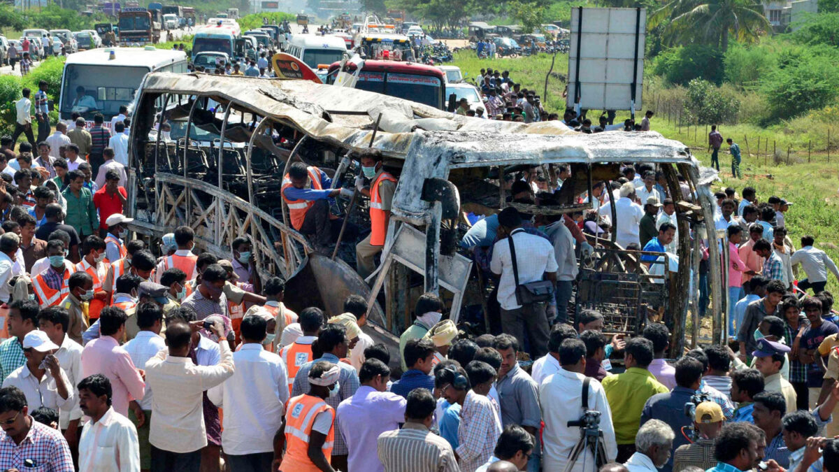 45 muertos en el accidente e incendio de un autobús en India