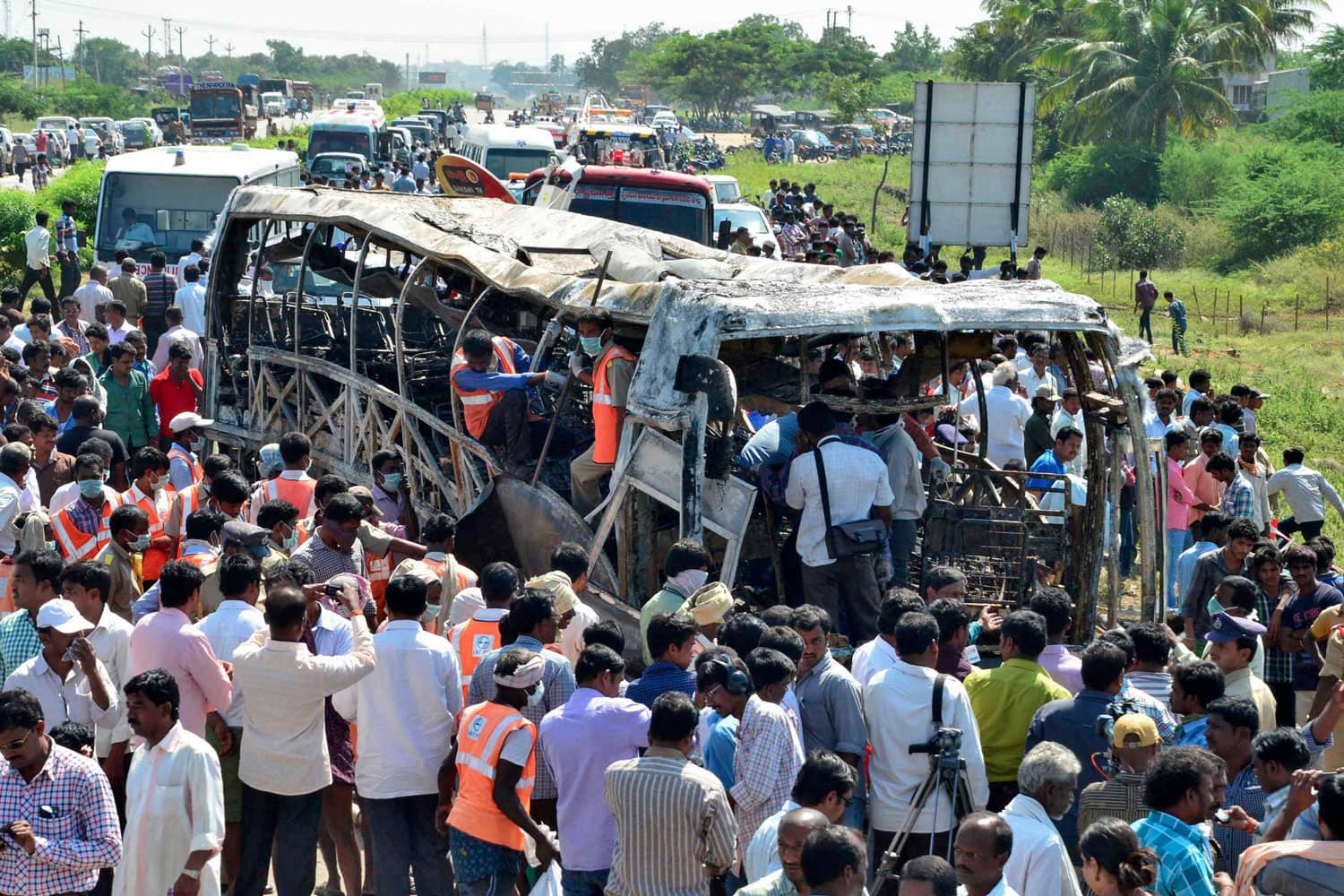 45 muertos en el accidente e incendio de un autobús en India