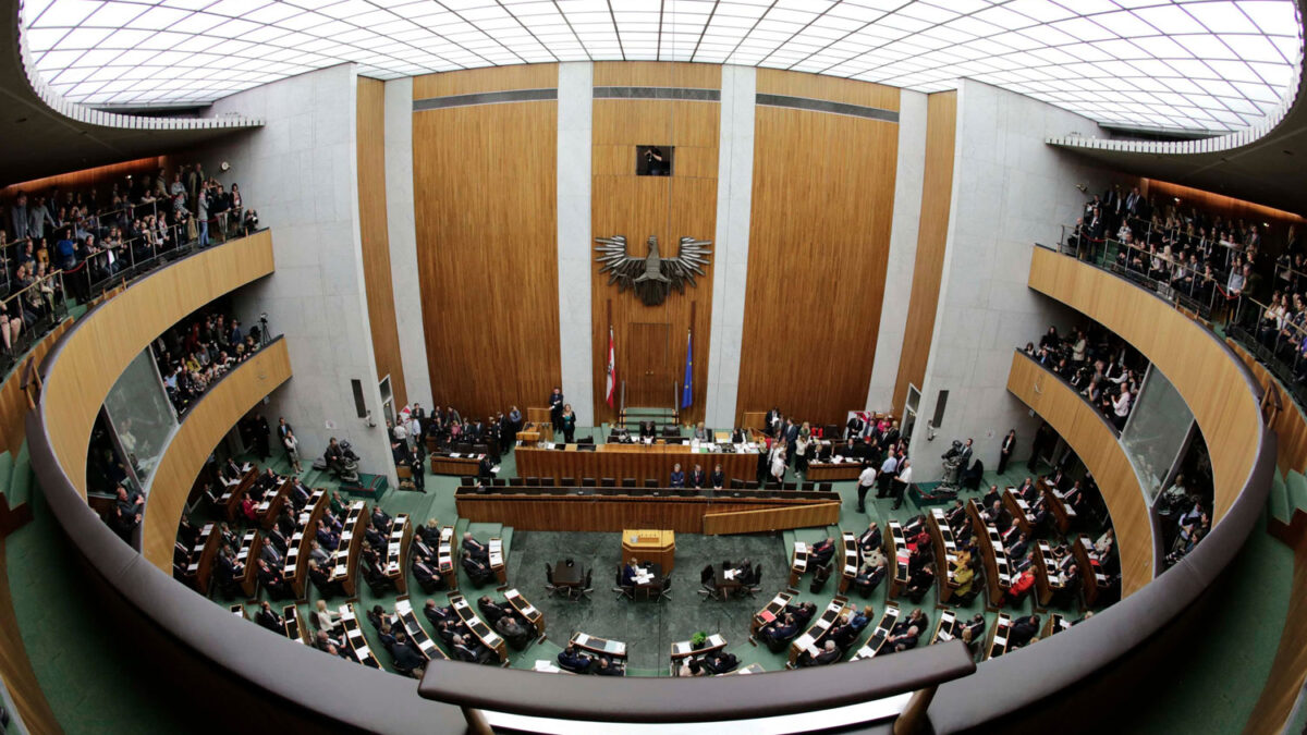 Comienzan las sesiones en el parlamento de Austria con la atención puesta en Frank Stronach