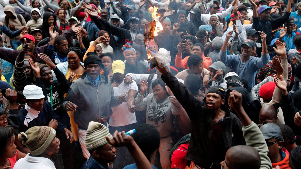 Una protesta por la falta de viviendas en Ciudad del Cabo termina en saqueos en Sudáfrica