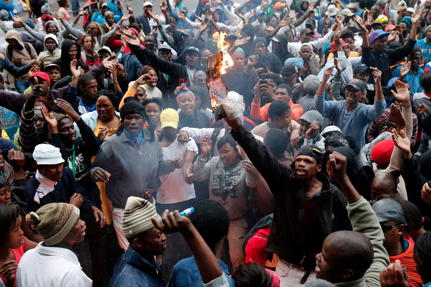 Una protesta por la falta de viviendas en Ciudad del Cabo termina en saqueos en Sudáfrica