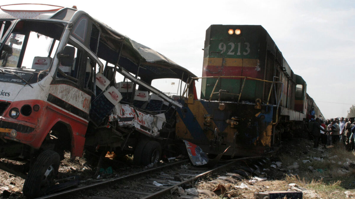 El choque entre un tren y un autobús en Kenia deja al menos 11 muertos y 52 heridos