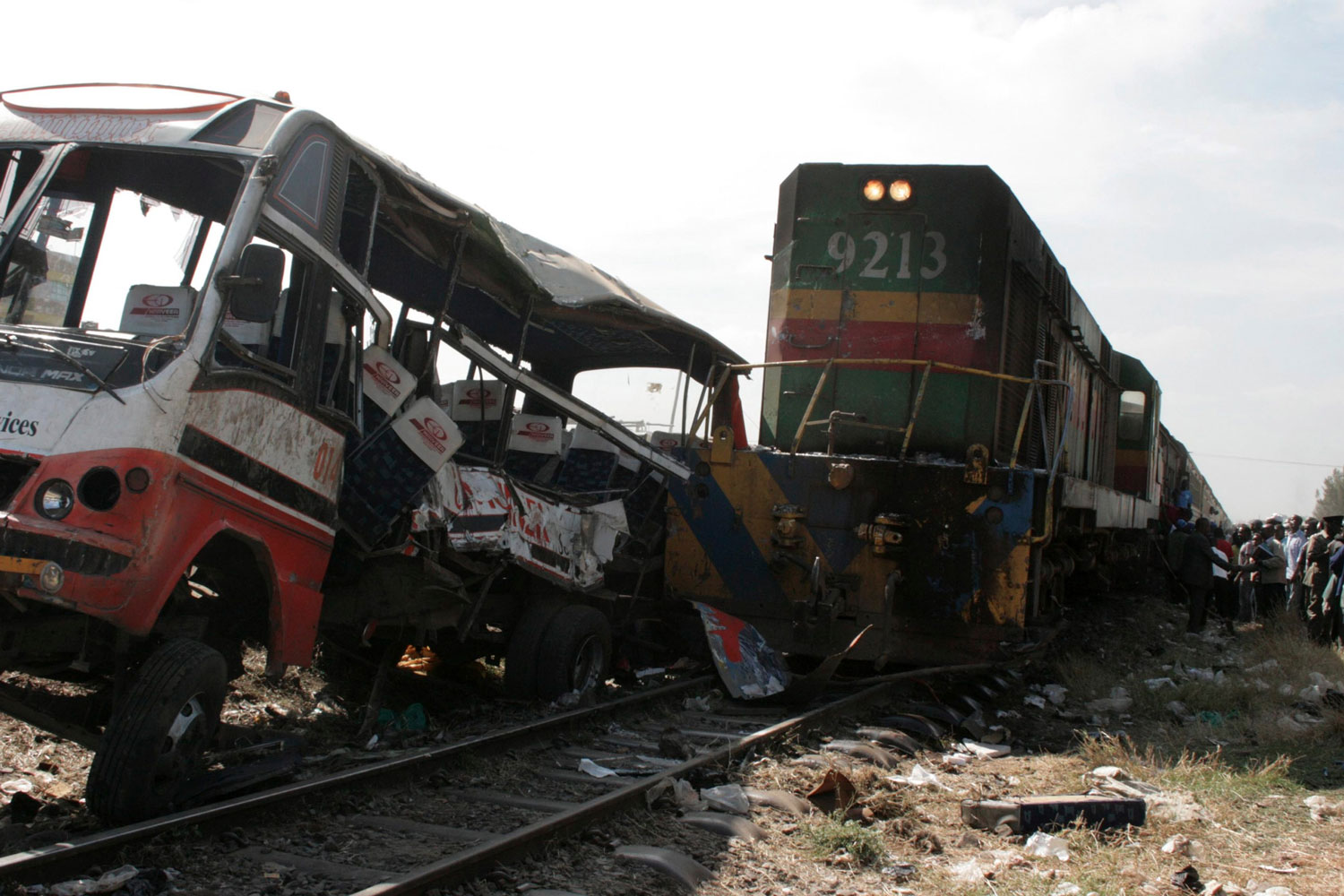 El choque entre un tren y un autobús en Kenia deja al menos 11 muertos y 52 heridos