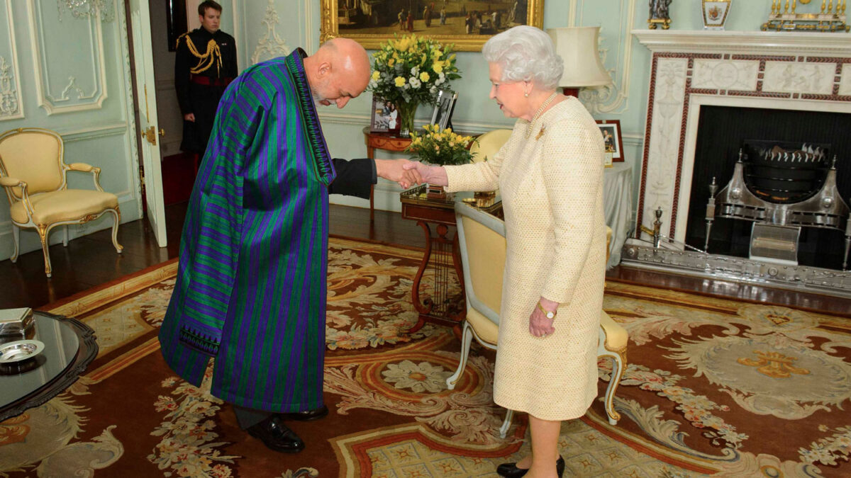 Isabel II recibe al presidente de Afganistán Hamid Karzai