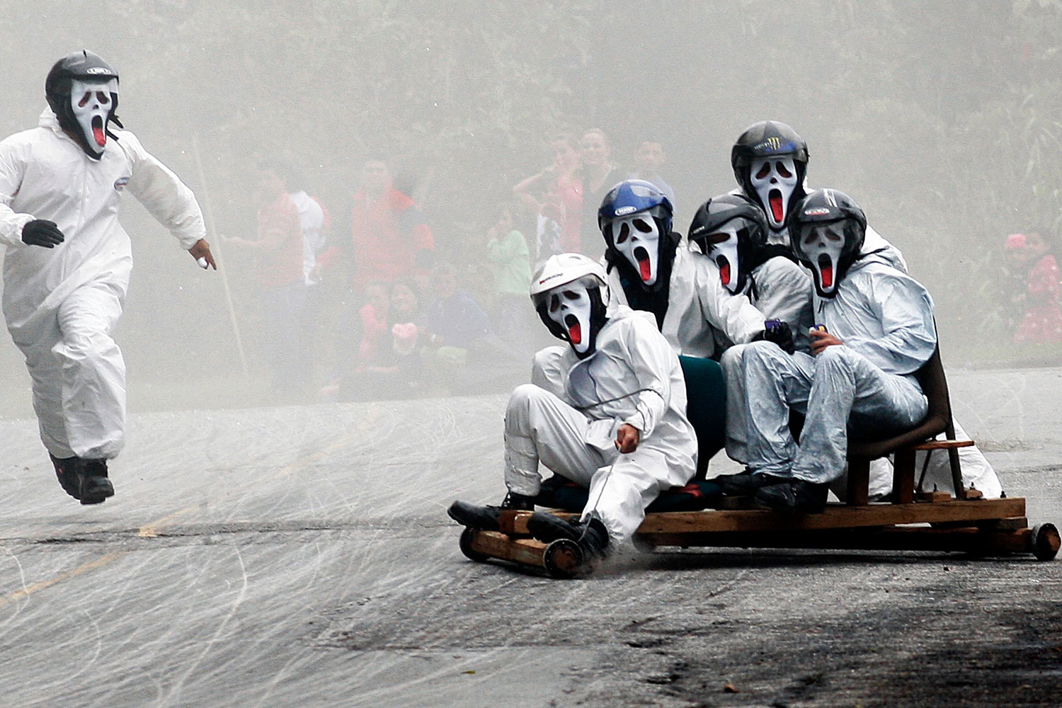 Se celebra en las calles de Medellín el Festival de Carros de Rodillos con unos 2.000 participantes