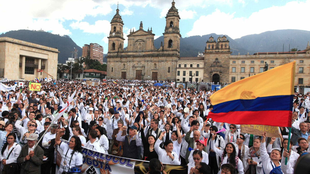 Unos 10.000 profesionales de la sanidad protestan en Colombia contra el Proyecto de Ley de la Salud