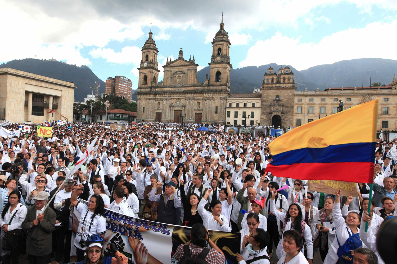 Unos 10.000 profesionales de la sanidad protestan en Colombia contra el Proyecto de Ley de la Salud