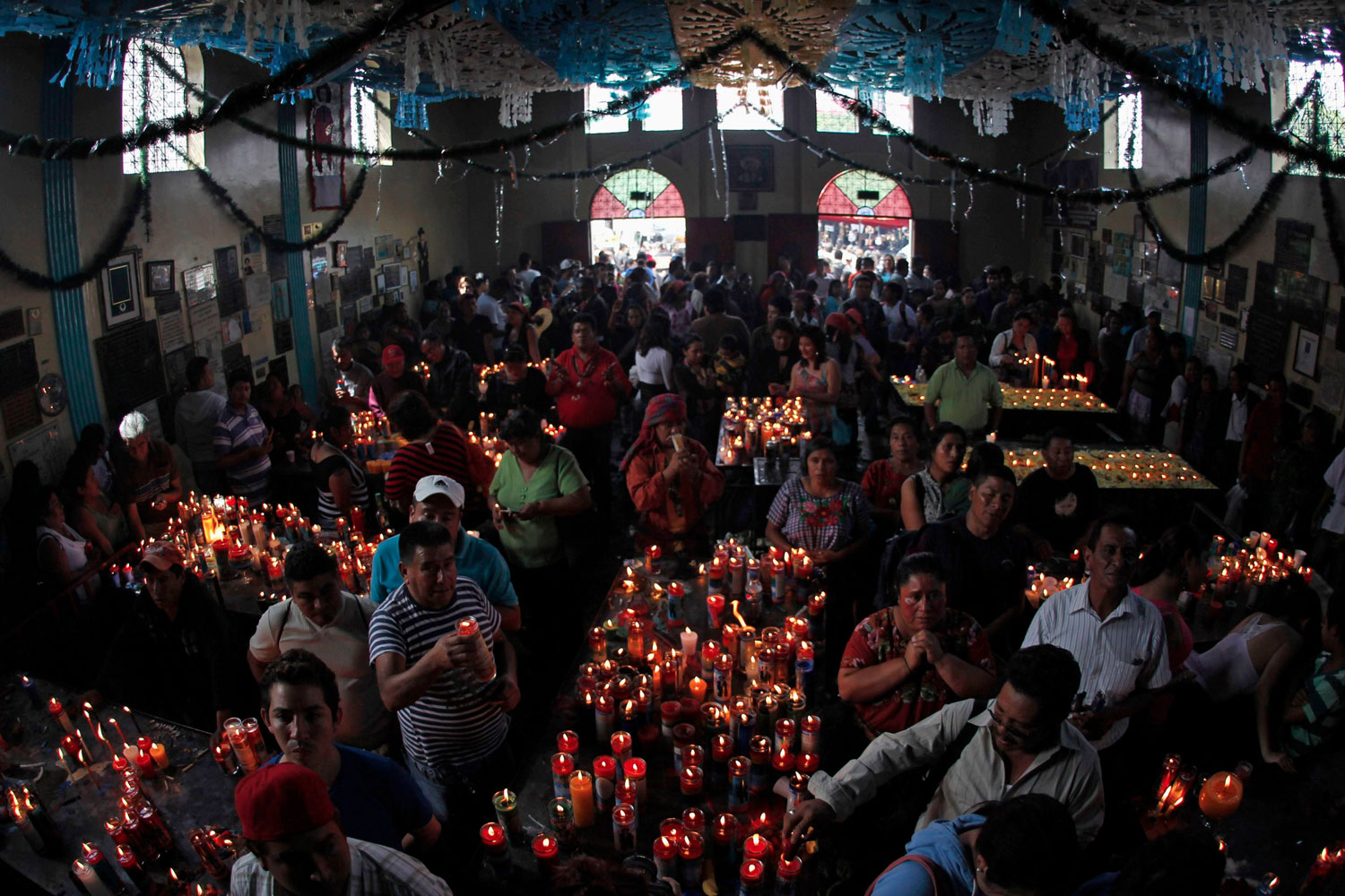 Un grupo de devotos venera y celebra el día de San Simón en Iztapa, Guatemala