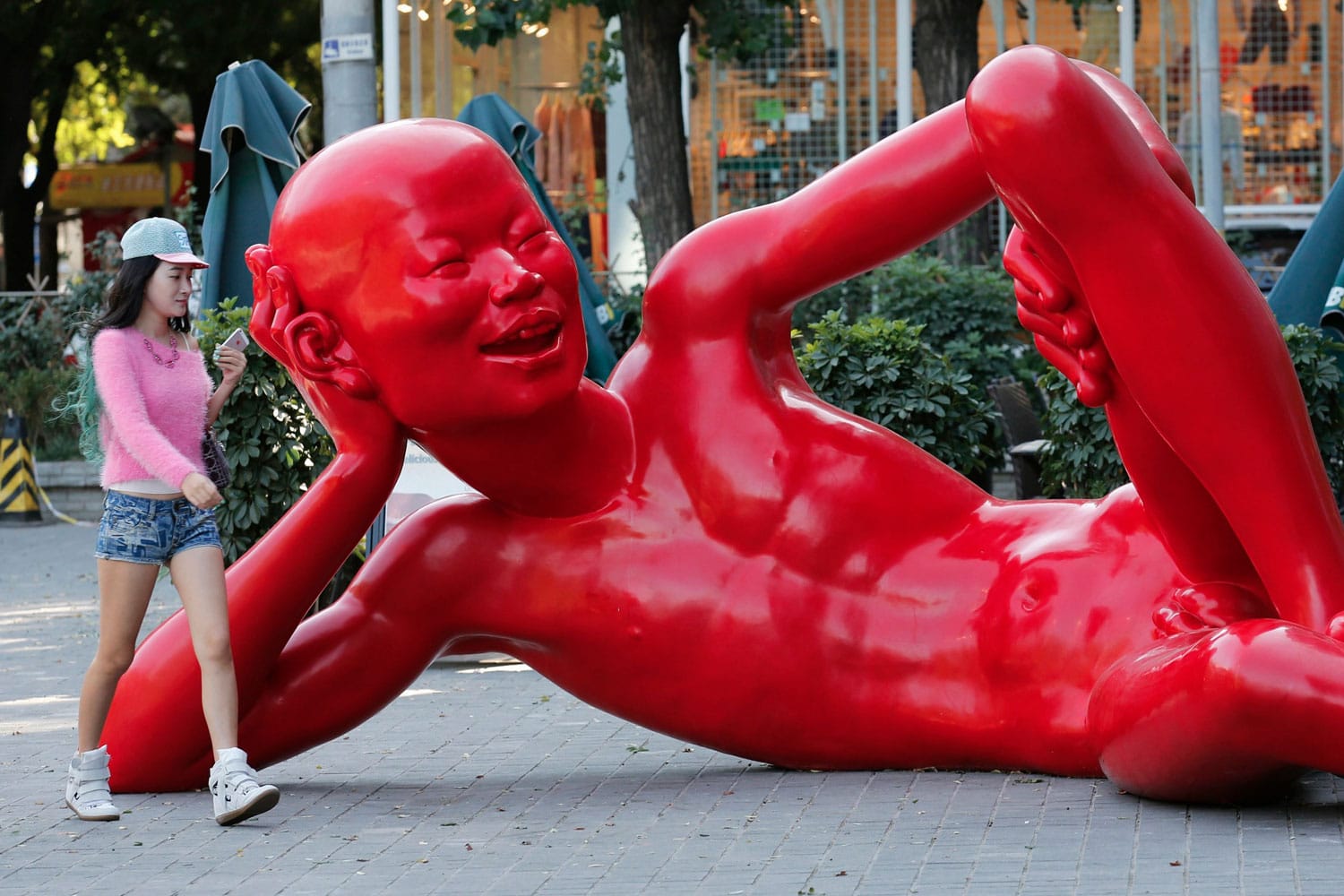 El escultor chino Chen Wenling expone su obra en las calles de Pekín