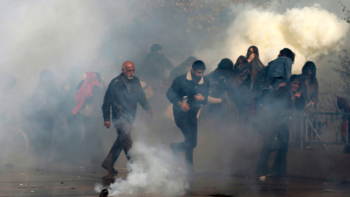 La policía turca disuelve una protesta mientras un agente es juzgado en un tribunal de Ankara