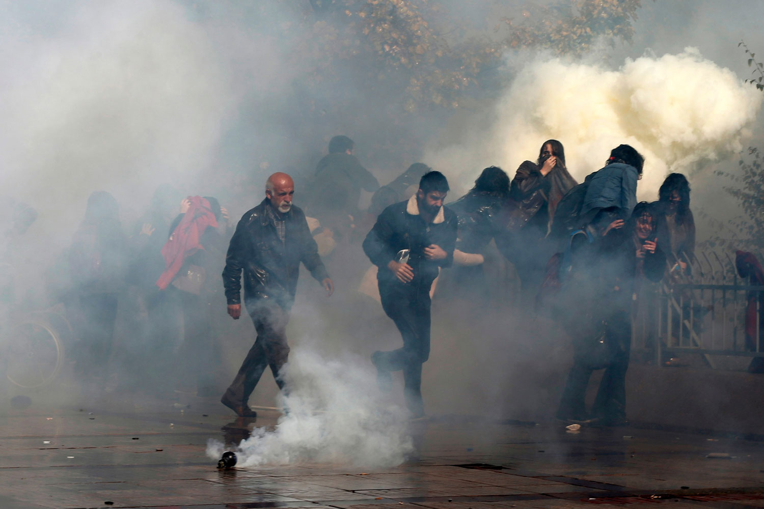La policía turca disuelve una protesta mientras un agente es juzgado en un tribunal de Ankara