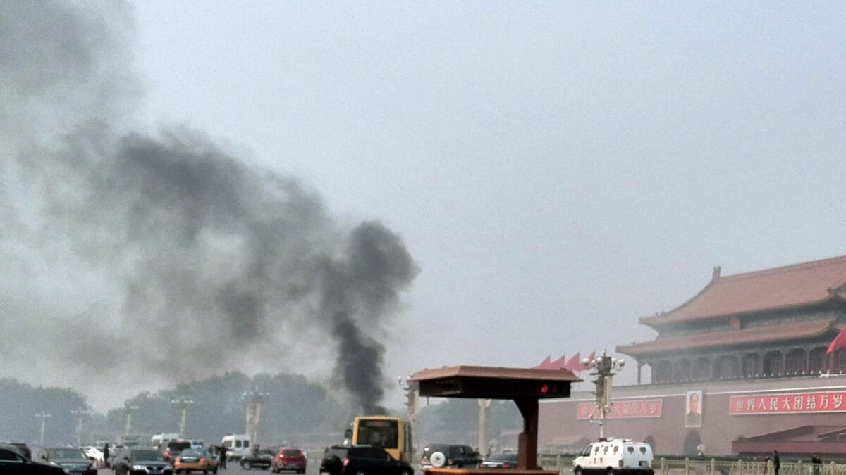 Un todoterreno mata a cinco personas y deja heridas a 38 en la plaza de Tian’anmen de China