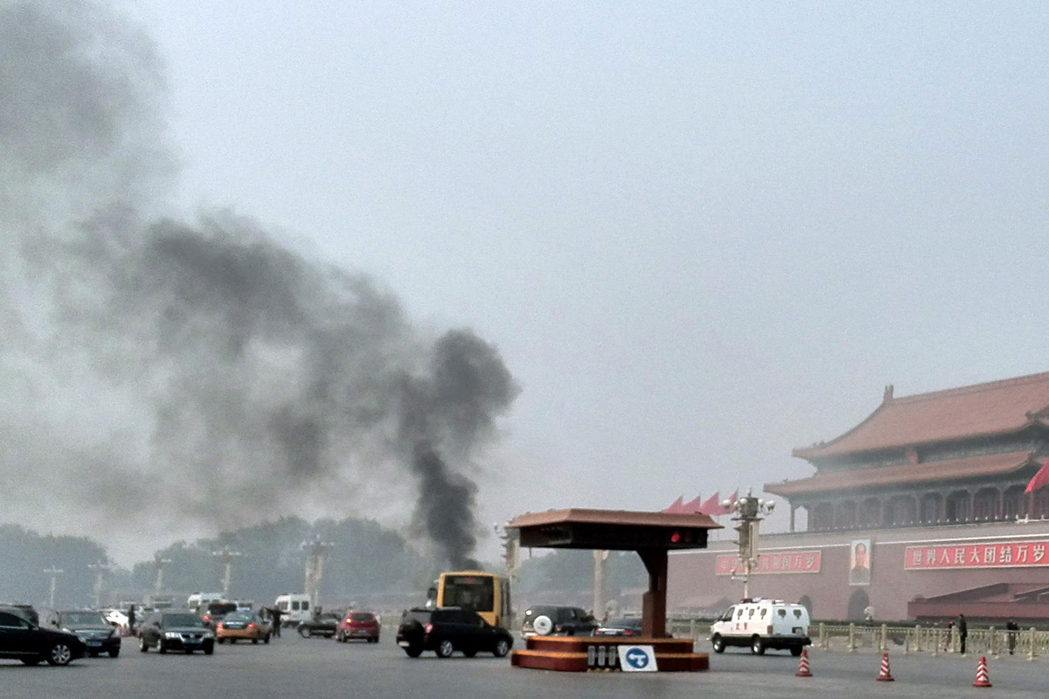 Un todoterreno mata a cinco personas y deja heridas a 38 en la plaza de Tian'anmen de China