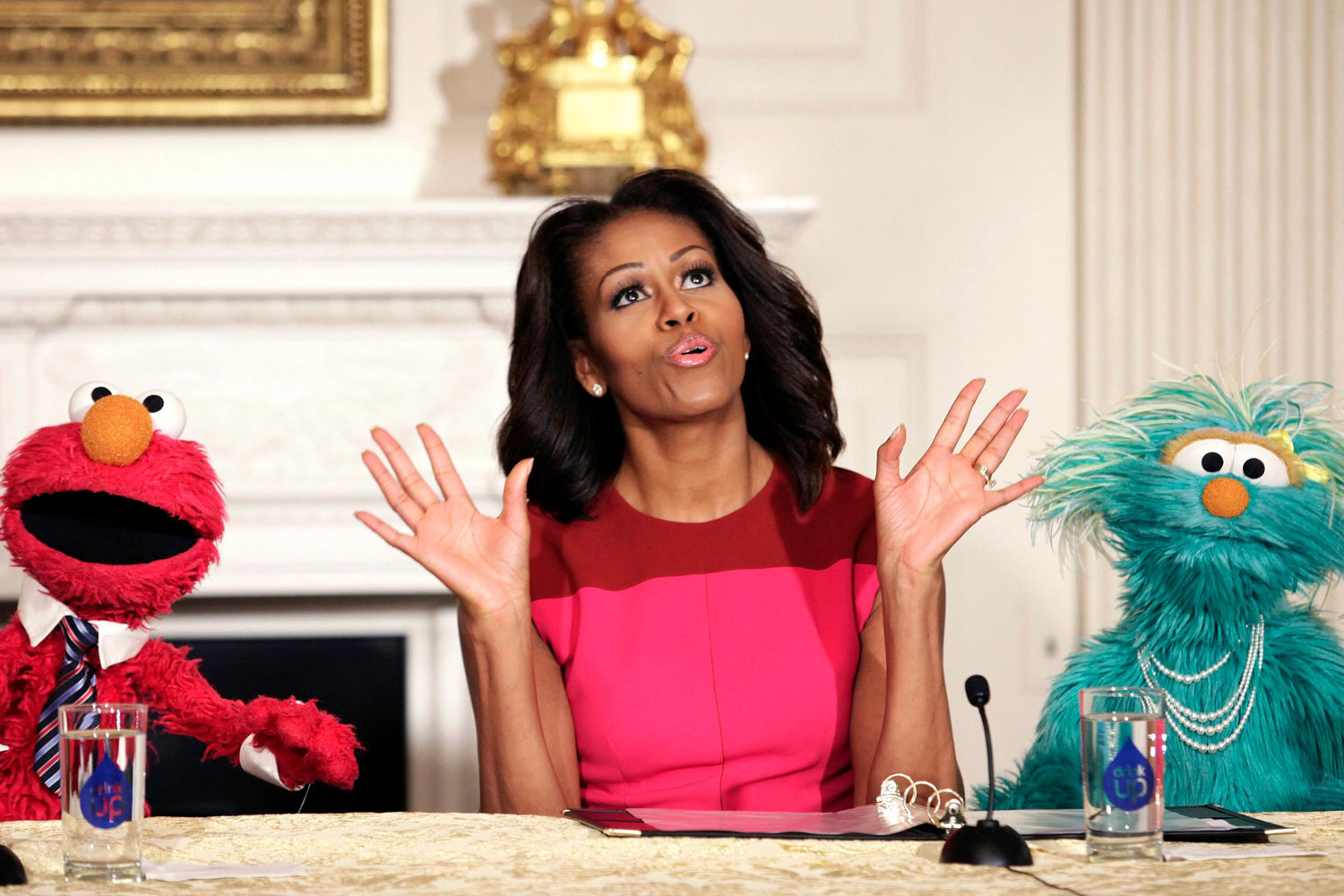 Michelle Obama ficha a Elmo y Rosita de Barrio Sésamo para promover el consumo de frutas y verduras