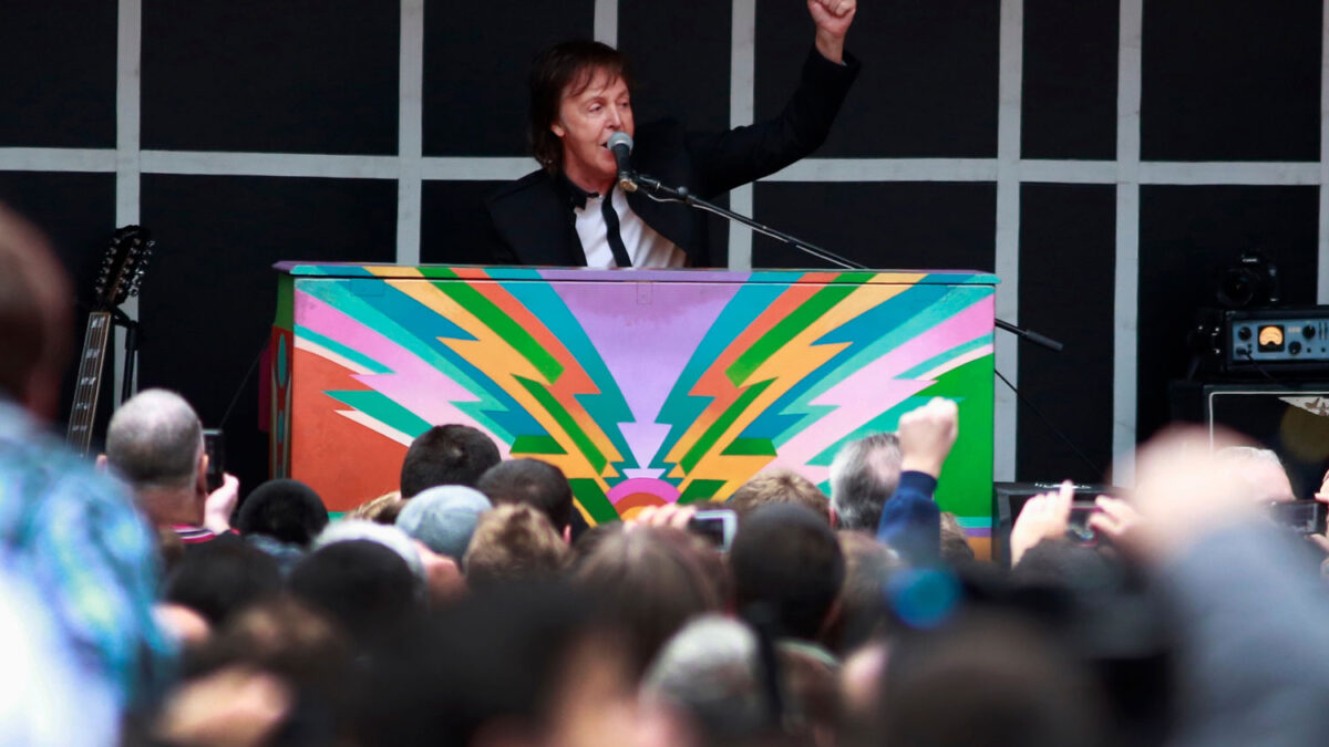 Paul McCartney sorprende en Times Square con un concierto gratuito para promocionar su nuevo álbum