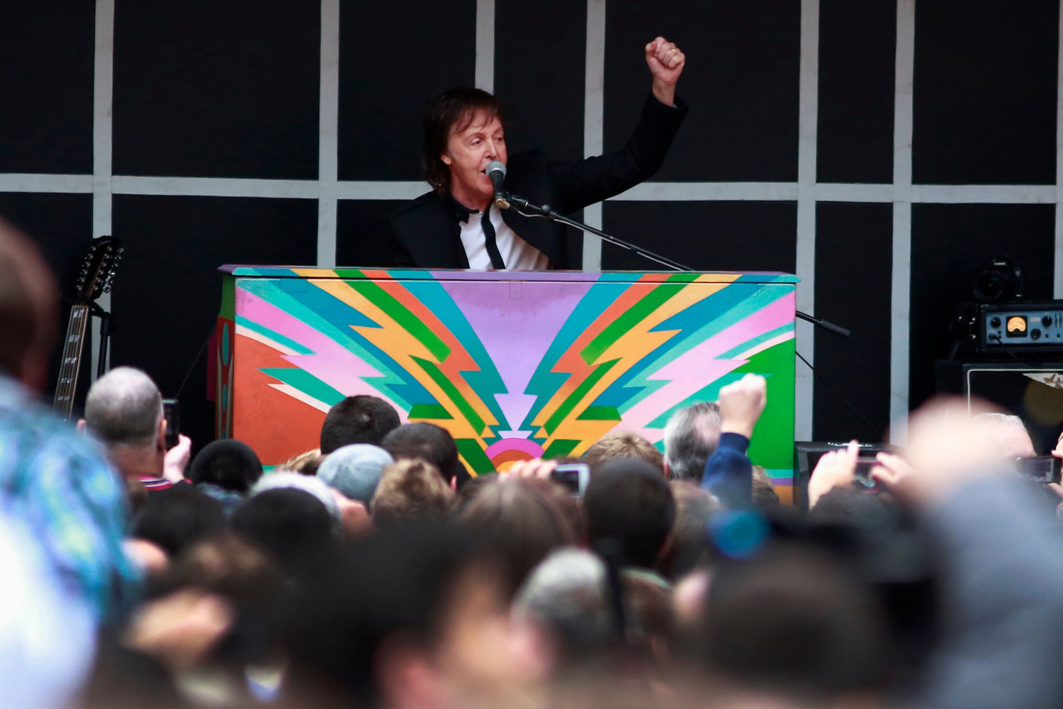Paul McCartney sorprende en Times Square con un concierto gratuito para promocionar su nuevo álbum