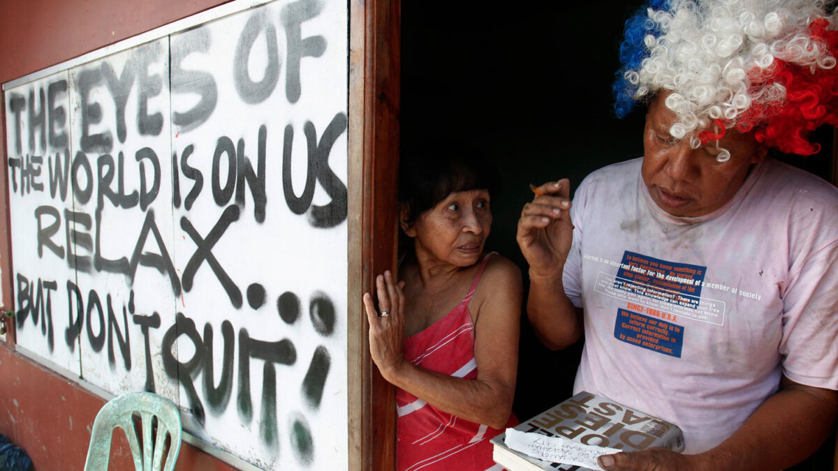 Cesar Cayanong, un ex fabricante de letreros, ha dibujado carteles con mensajes por Tacloban